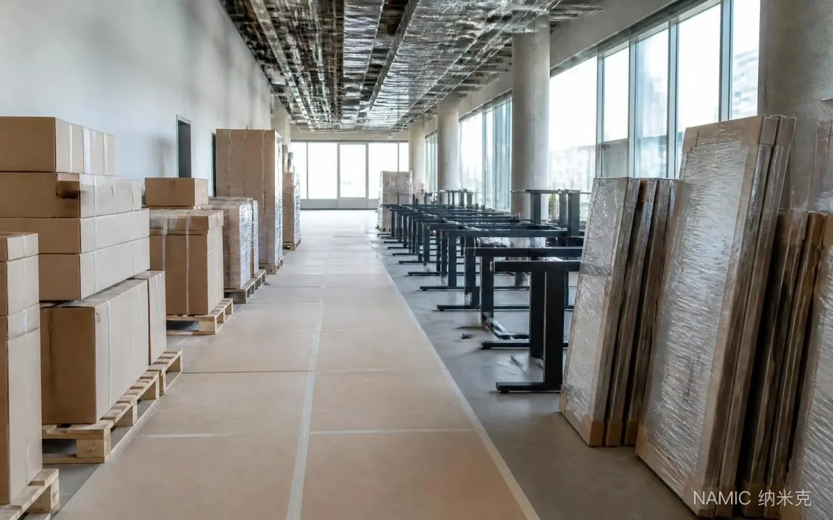 包装暂存区、待装工位与通道的关系为交付工序示意,画面是通用场景推演,不对应任何一个工地现场。