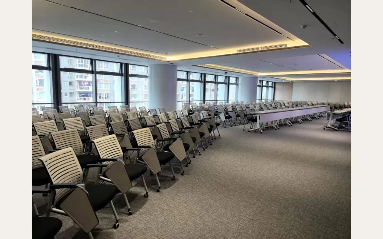 某广电会议中心｜会议空间｜座席与采光关系｜案例图片4